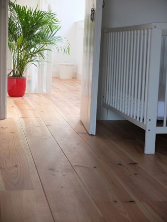 Fam van der Kroef uit Hazerswoude Rijndijk grenen vloerdelen 195mm A.
2x behandeld met Osmo hardwax-olie mat / transparant 3062